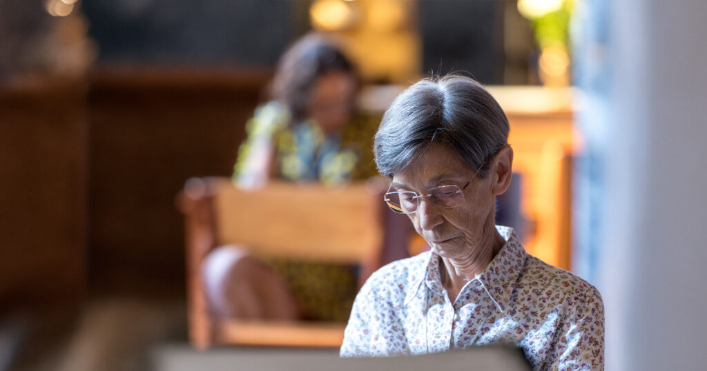 Com o ouvido do coração - Maria Alice Lopes dos Santos, rscm